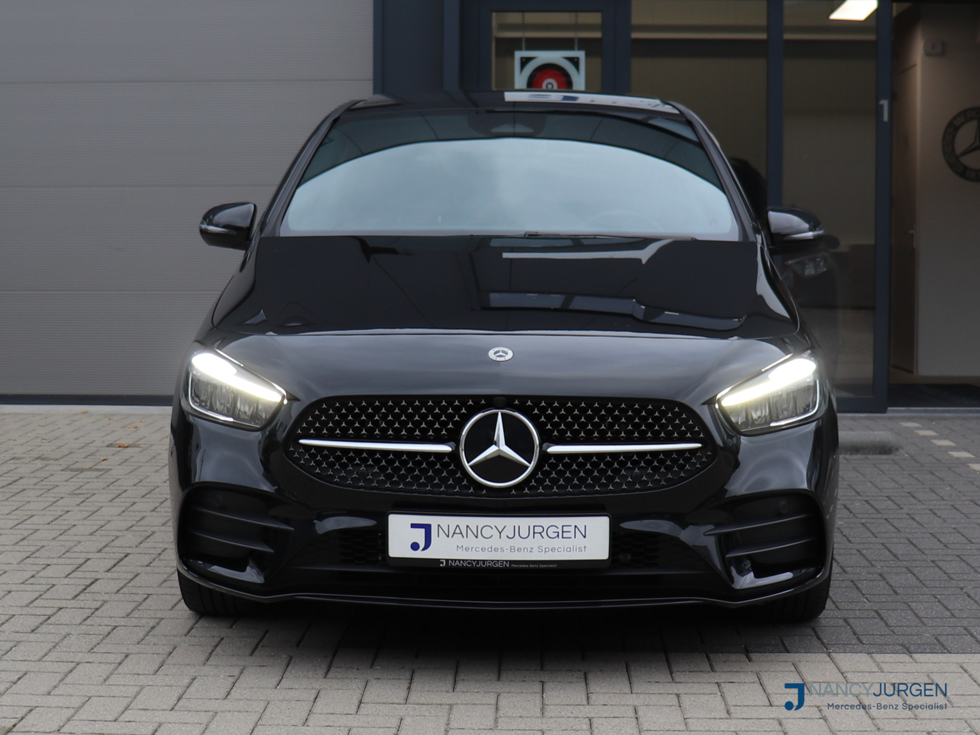 48373272-4.jpg